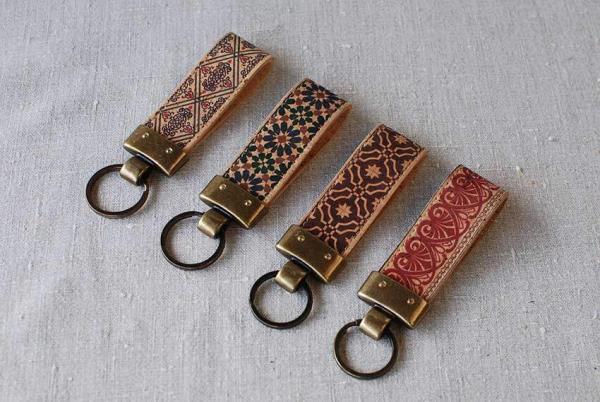 Schlüsselanhänger mit traditionellem Muster